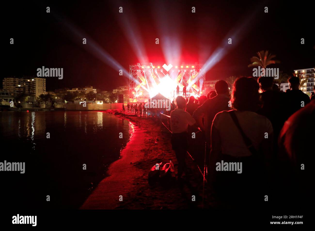 Sant Antoni, Spanien. 12. Aug. 2023. Leute bei einem Konzert von DJ Nic Fanciulli am Strand von Sant Antoni in Ibiza. Kredit: Clara Margais/dpa/Alamy Live News Stockfoto