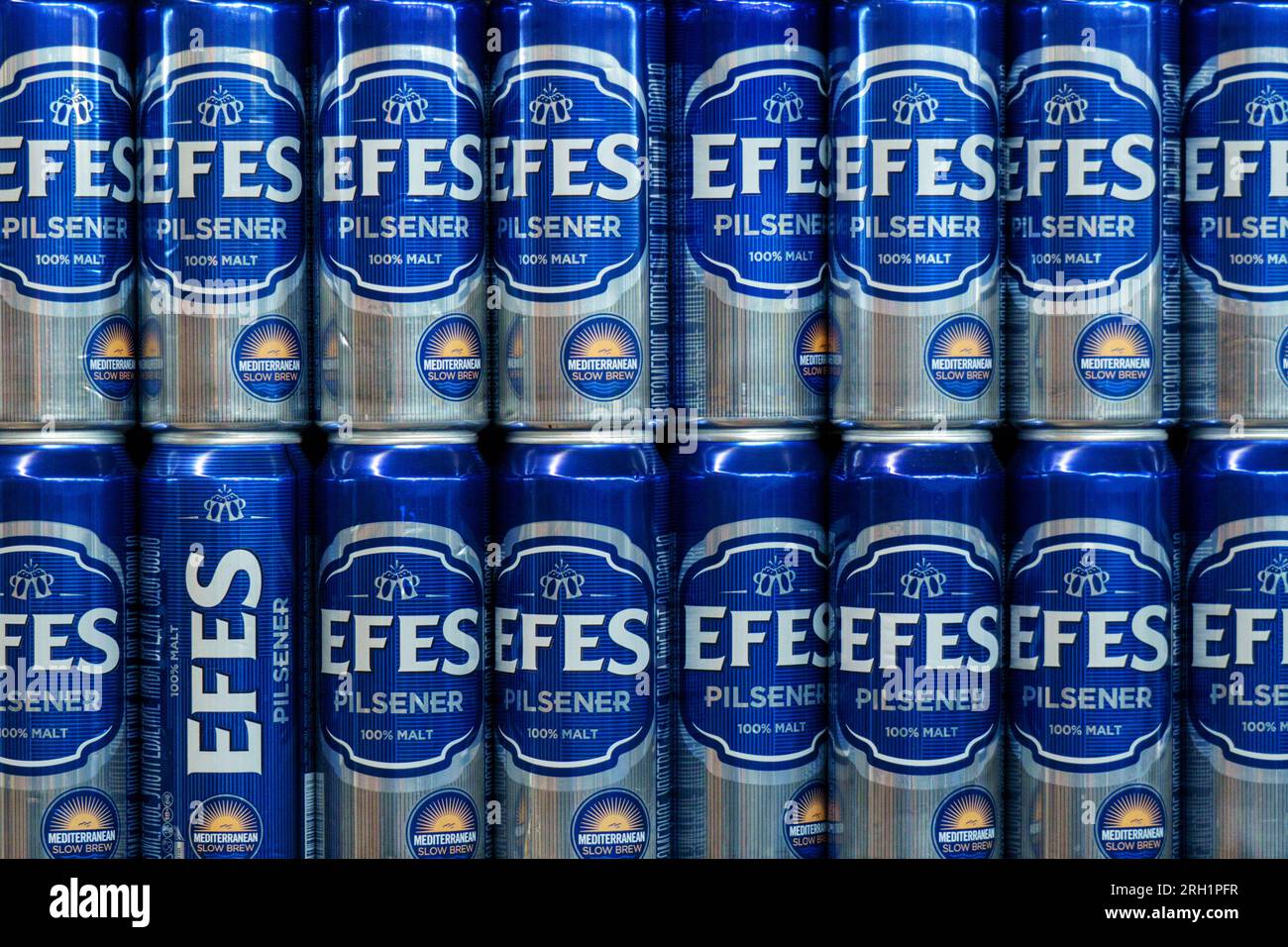 Tyumen, Russland-09. August 2023: Dosen von Efes Pilsener, beliebte Biermarke. Regal des Supermarkts. Stockfoto