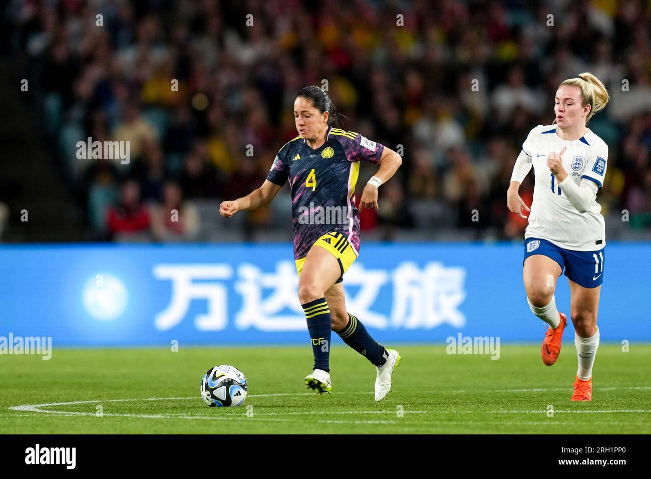 Sydney, Australien. 12. Aug. 2023. Sydney, Australien, August 12. 2023: Diana Ospina Garcia (4 Kolumbien) kontrolliert den Ball während des Viertelfinalspiels der FIFA Womens World Cup 2023 zwischen England und Kolumbien im Stadium Australia in Sydney, Australien. (Daniela Porcelli/SPP) Kredit: SPP Sport Press Photo. Alamy Live News Stockfoto