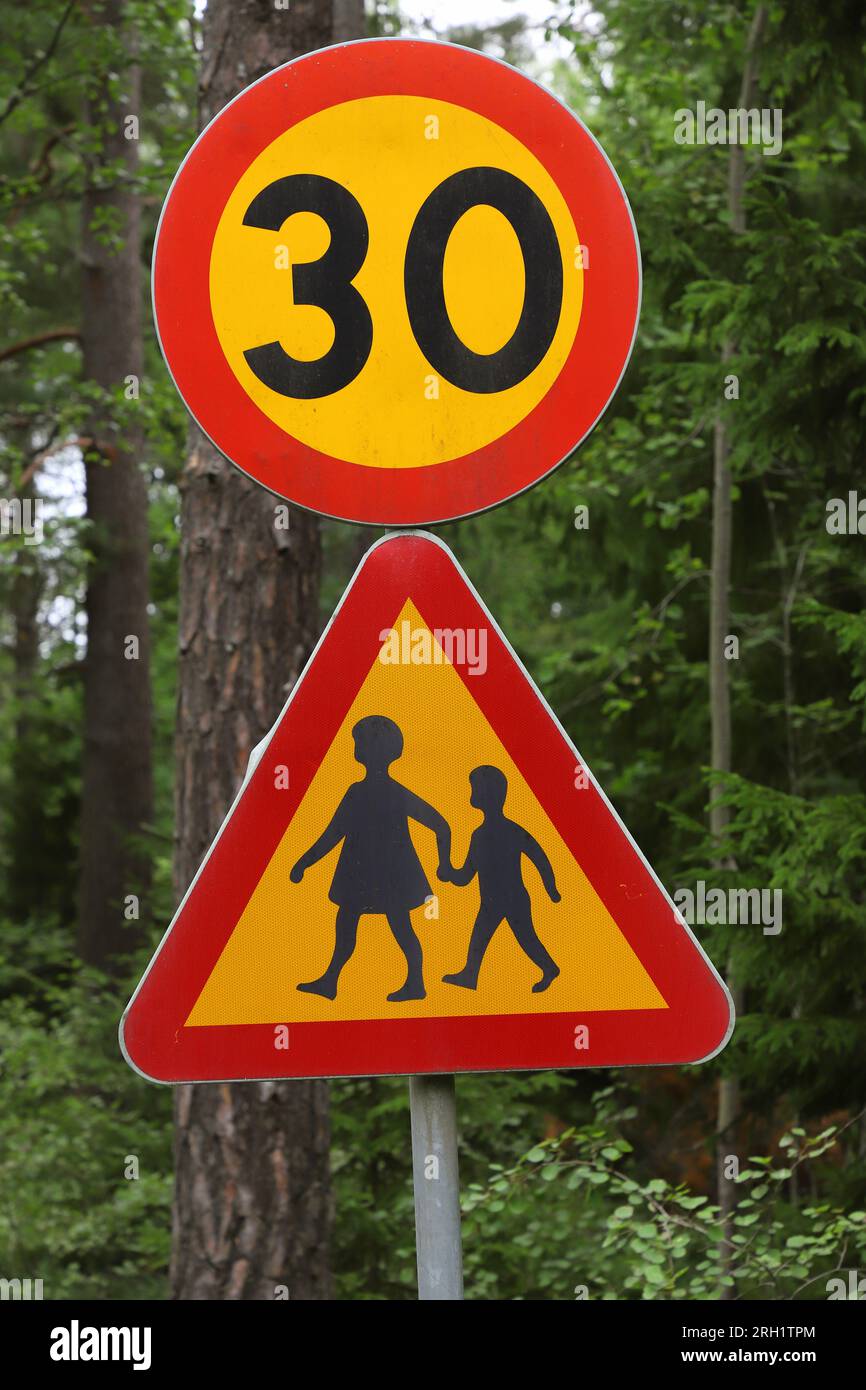 Nahaufnahme von Kindern und Geschwindigkeitsbegrenzung auf dreißig Straßenschilder. Stockfoto