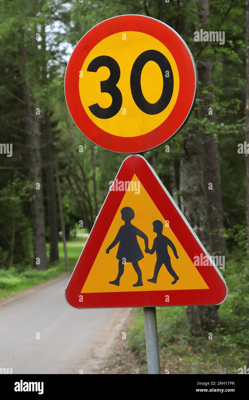 Nahaufnahme von Kindern und Geschwindigkeit auf einer ländlichen Kiesstraße auf 30 begrenzt. Stockfoto