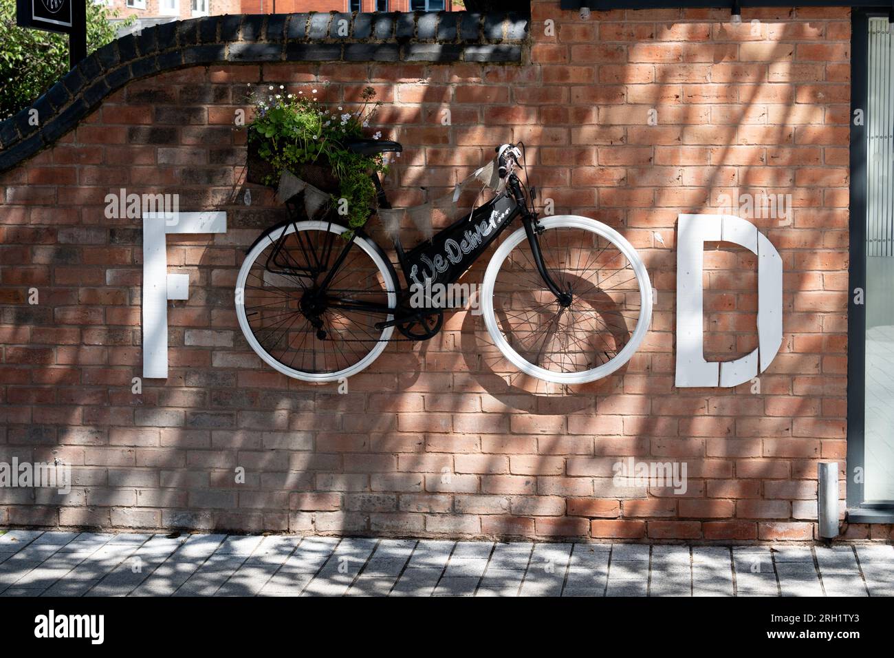 Essensschild mit Fahrrad, Village Kitchen, Greenfield Crescent, Edgbaston Village, Birmingham, West Midlands, England, Großbritannien Stockfoto