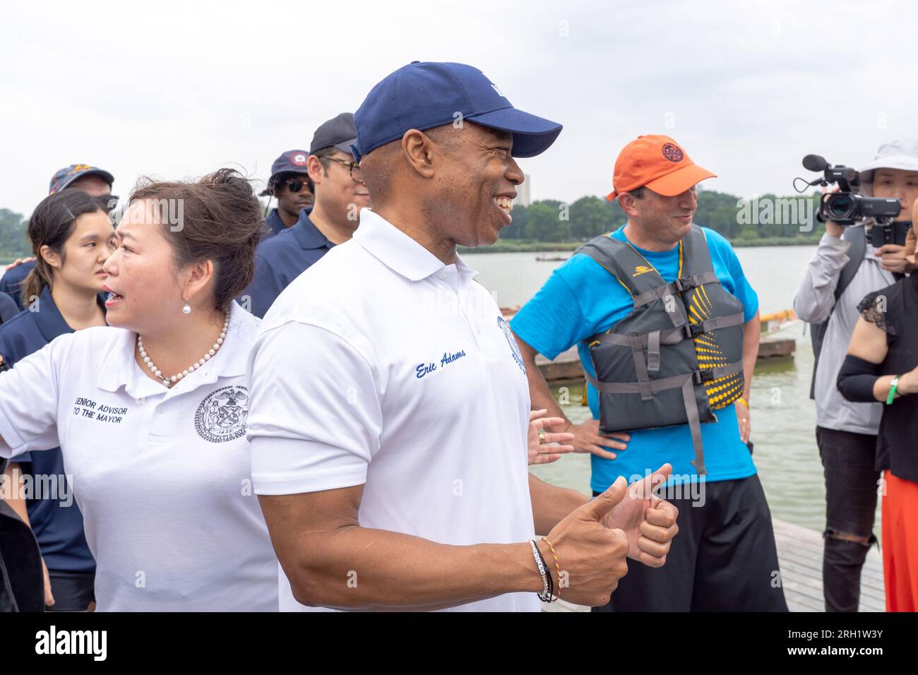 New York, Usa. 12. Aug. 2023. Eric Adams, Bürgermeister von New York City, besucht das Hong Kong Dragon Boat Festival 31. in New York (HKDBF-NY) im Flushing Meadows Corona Park im Stadtteil Queens in New York City. Es gab ein Rennen zwischen Mayor's, City Comptroller's und Queens Borough President's Teams und City Comptroller's Team gewann das Rennen, während Mayor's Team 2. spielte. (Foto: Ron Adar/SOPA Images/Sipa USA) Guthaben: SIPA USA/Alamy Live News Stockfoto