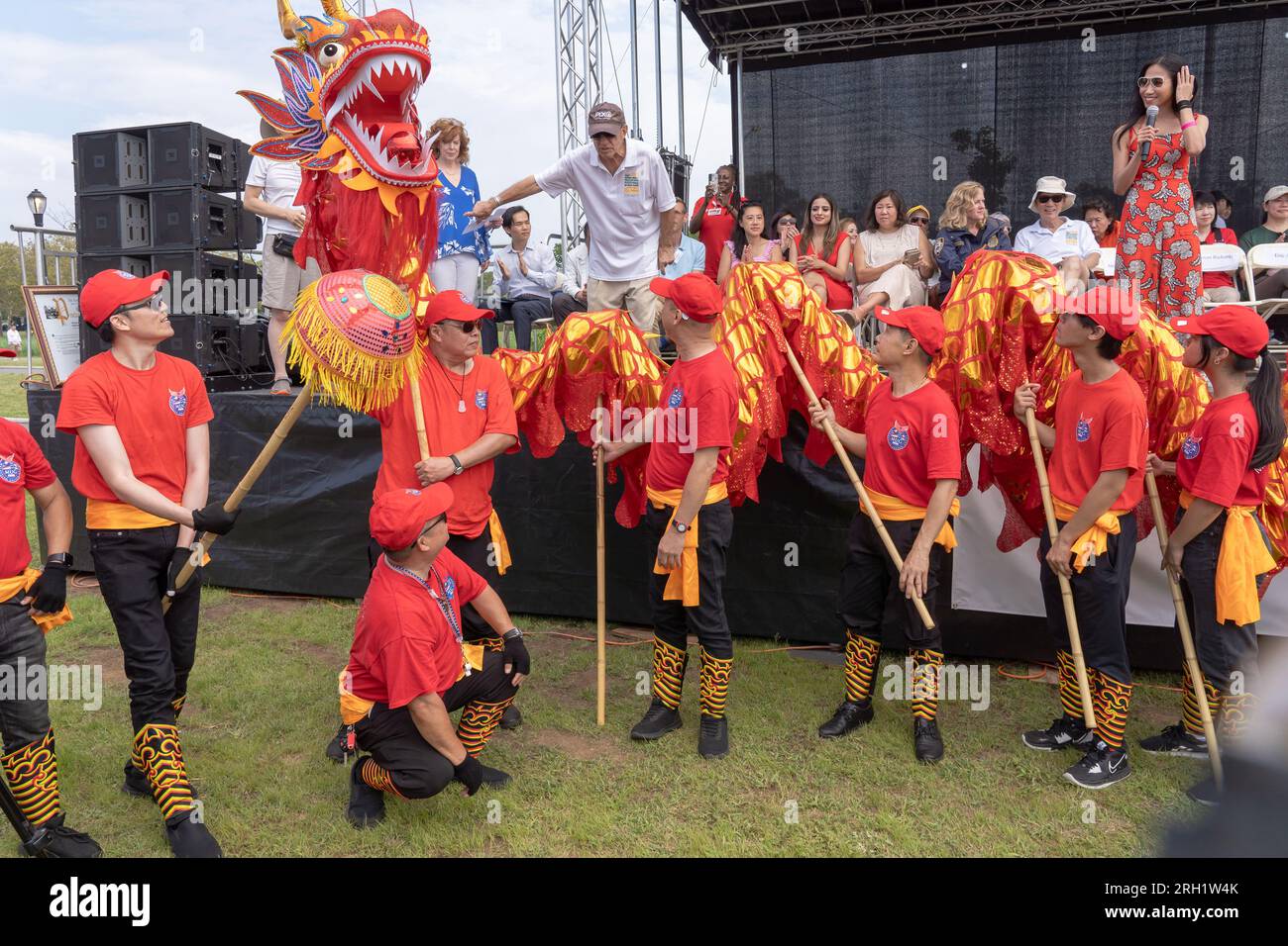 New York, Usa. 12. Aug. 2023. Die Teilnehmer halten einen Drachen während des Hong Kong Dragon Boat Festivals 31. in New York (HKDBF-NY) im Flushing Meadows Corona Park im Stadtteil Queens in New York City. Es gab ein Rennen zwischen Mayor's, City Comptroller's und Queens Borough President's Teams und City Comptroller's Team gewann das Rennen, während Mayor's Team 2. spielte. (Foto: Ron Adar/SOPA Images/Sipa USA) Guthaben: SIPA USA/Alamy Live News Stockfoto