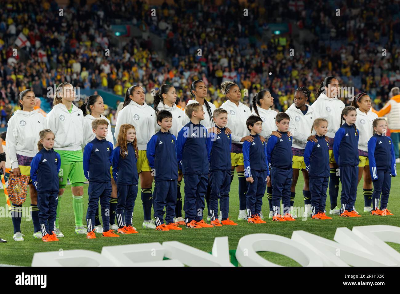 Sydney, Australien. 12. Aug. 2023. Kolumbien-Spieler stellen sich vor dem FIFA Women's World Cup Australia und Neuseeland 2023 Quarter Final zwischen England und Kolumbien am 12. August 2023 im Stadium Australia in Sydney, Australien, für die Nationalhymne auf. Credit: IOIO IMAGES/Alamy Live News Stockfoto