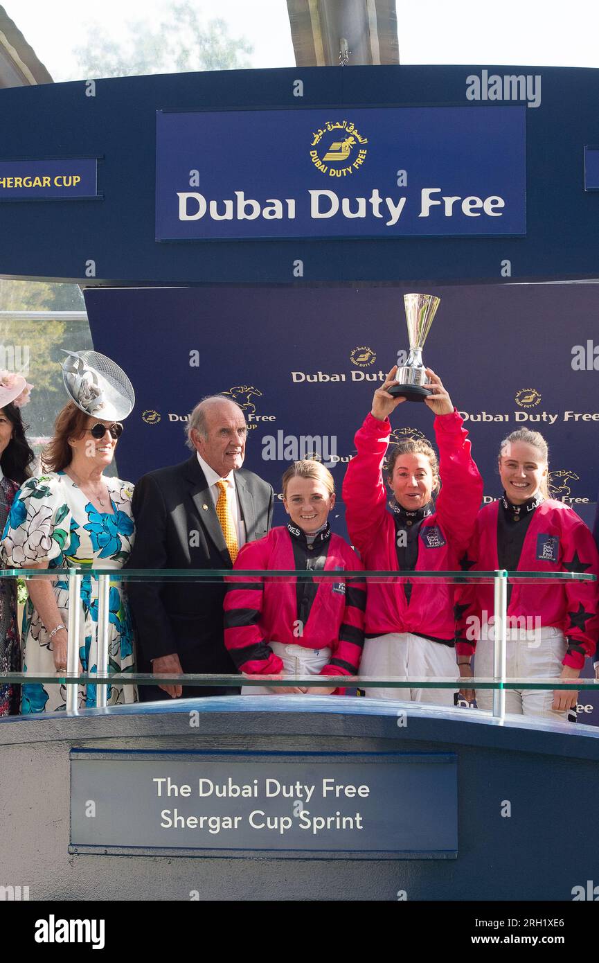 Ascot, Berkshire, Großbritannien. 12. August 2023. Das Gewinnerteam von Holly Doyle (L), Hayley Turner (Captain), (M) und Saffie Osborne (R), die heute das Gesamtteam beim Dubai Duty Free Shergar Cup auf der Rennbahn Ascot gewonnen haben. Die Damen gewannen mit 78 Punkten im Vergleich zum Rest der Welt (73 Punkte), Europa (54 Punkte) und Großbritannien und Irland (35 Punkte). Kredit: Maureen McLean/Alamy Live News Stockfoto