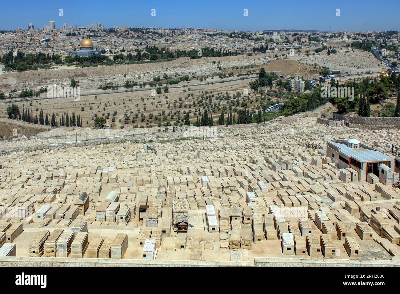 JERUSALEM, ISRAEL - 11. MAI 2011: Dies ist ein alter Ölberg jüdischer Friedhof. Stockfoto