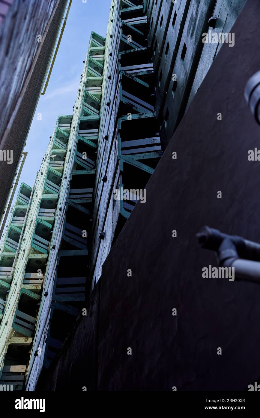 New Sky Building No. 3 / Gunkan Building（Designed by Watanabe Yoji, 1972), Detail; Tokyo, Japan Stockfoto