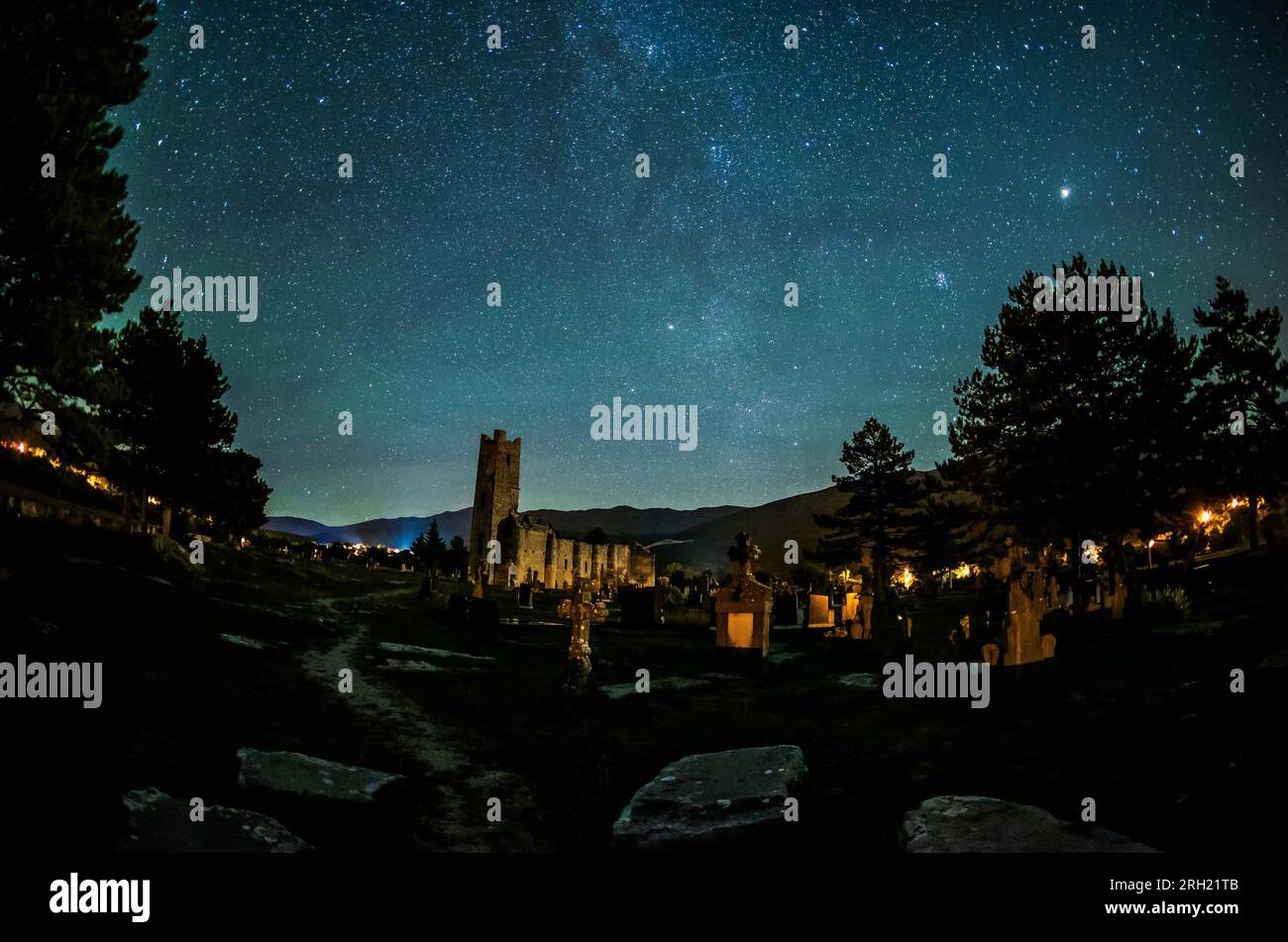 Split, Kroatien. 13. Aug. 2023. Ein Blick auf Meteoritenstreifen am Nachthimmel während des jährlichen Perseid-Meteoritenschauers über den Ruinen der Heiligen Heilskirche, die im 9. Jahrhundert in Civljane, Kroatien, am 13. August 2023 erbaut wurde. Foto: Zvonimir Barisin/PIXSELL Credit: Pixsell/Alamy Live News Stockfoto