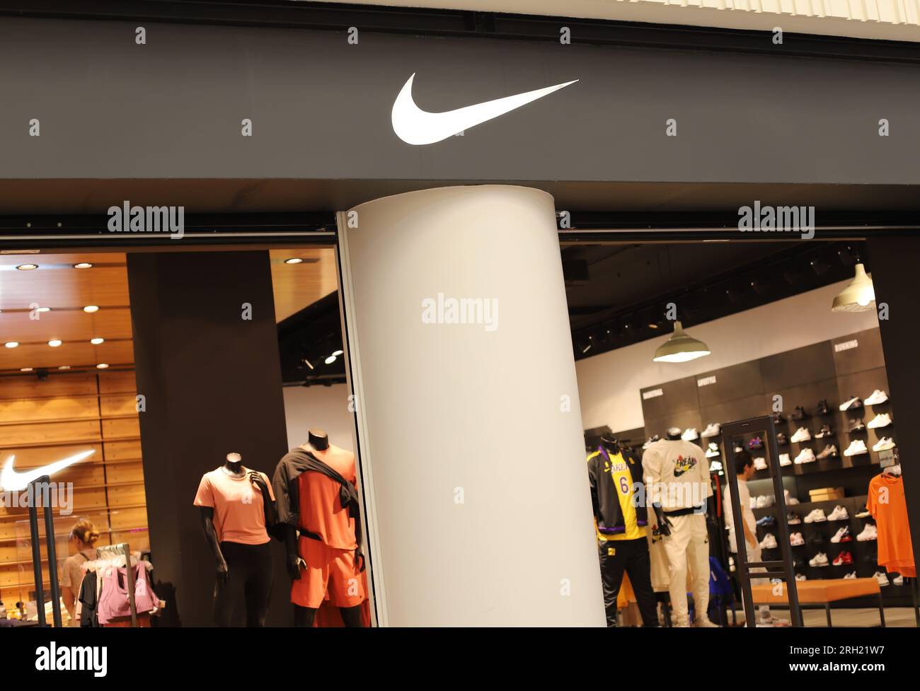 Thessaloniki, Griechenland 01.08.2023 Nike Store im mediterranen Cosmos Einkaufszentrum Stockfoto