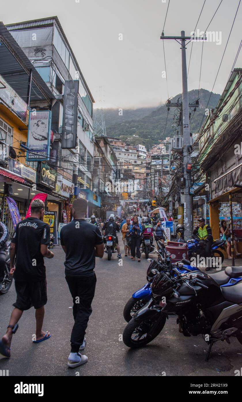 Brasilien: Das tägliche Leben in den Straßen von Rocinha, der berühmten Favela im südlichen Teil von ​​Rio de Janeiro, dem größten Slum des Landes Stockfoto