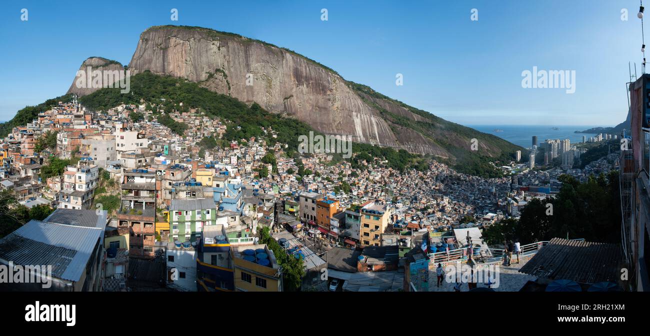 Brasilien: Die Berge und die Panorama-Skyline von Rocinha, der berühmten Favela im südlichen Teil von ​​Rio de Janeiro, dem größten Slum des Landes Stockfoto