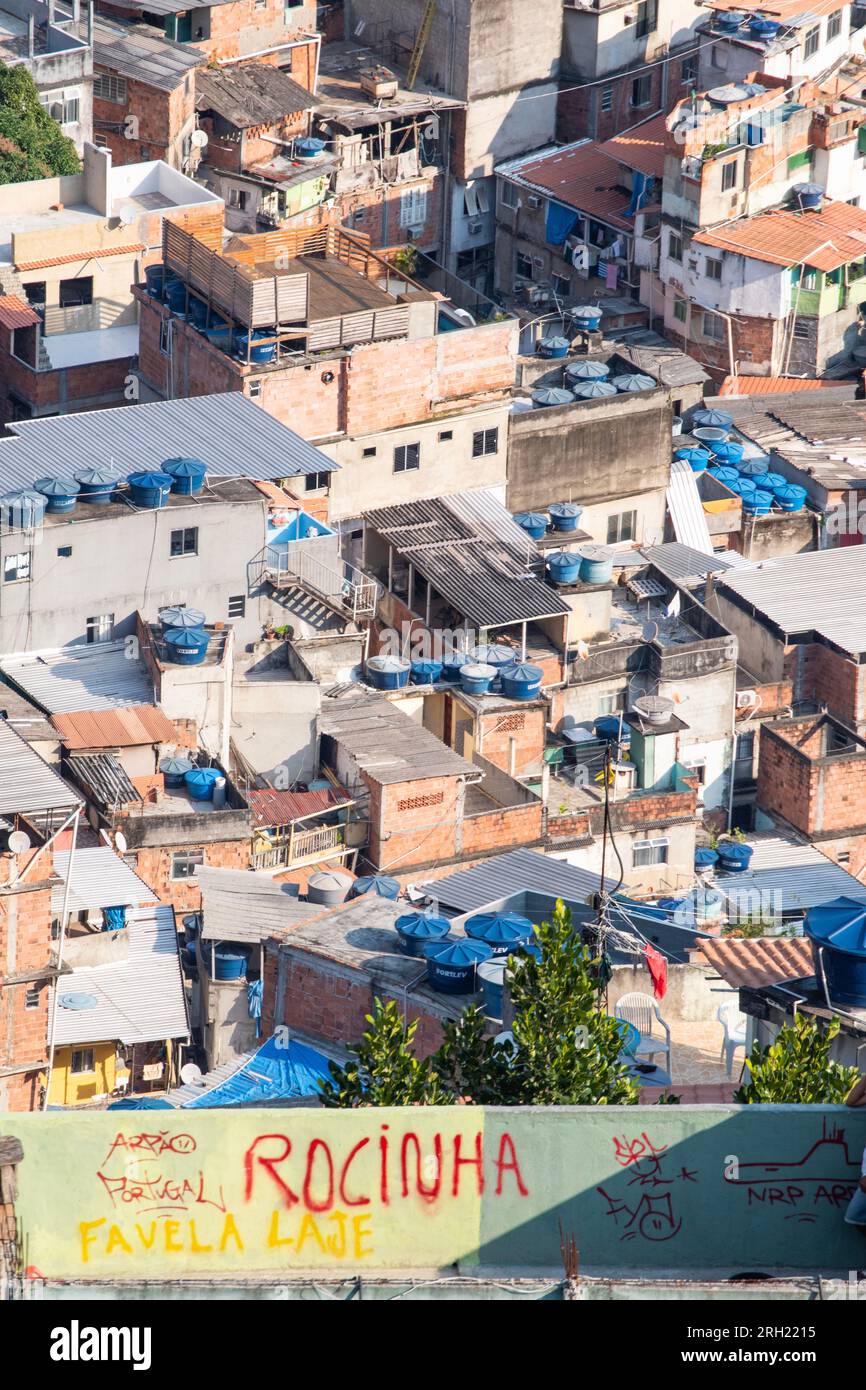 Brasilien: Skyline und Detailansicht von Rocinha, der berühmtesten Favela in ​​Rio de Janeiro, dem größten Slum des Landes Stockfoto