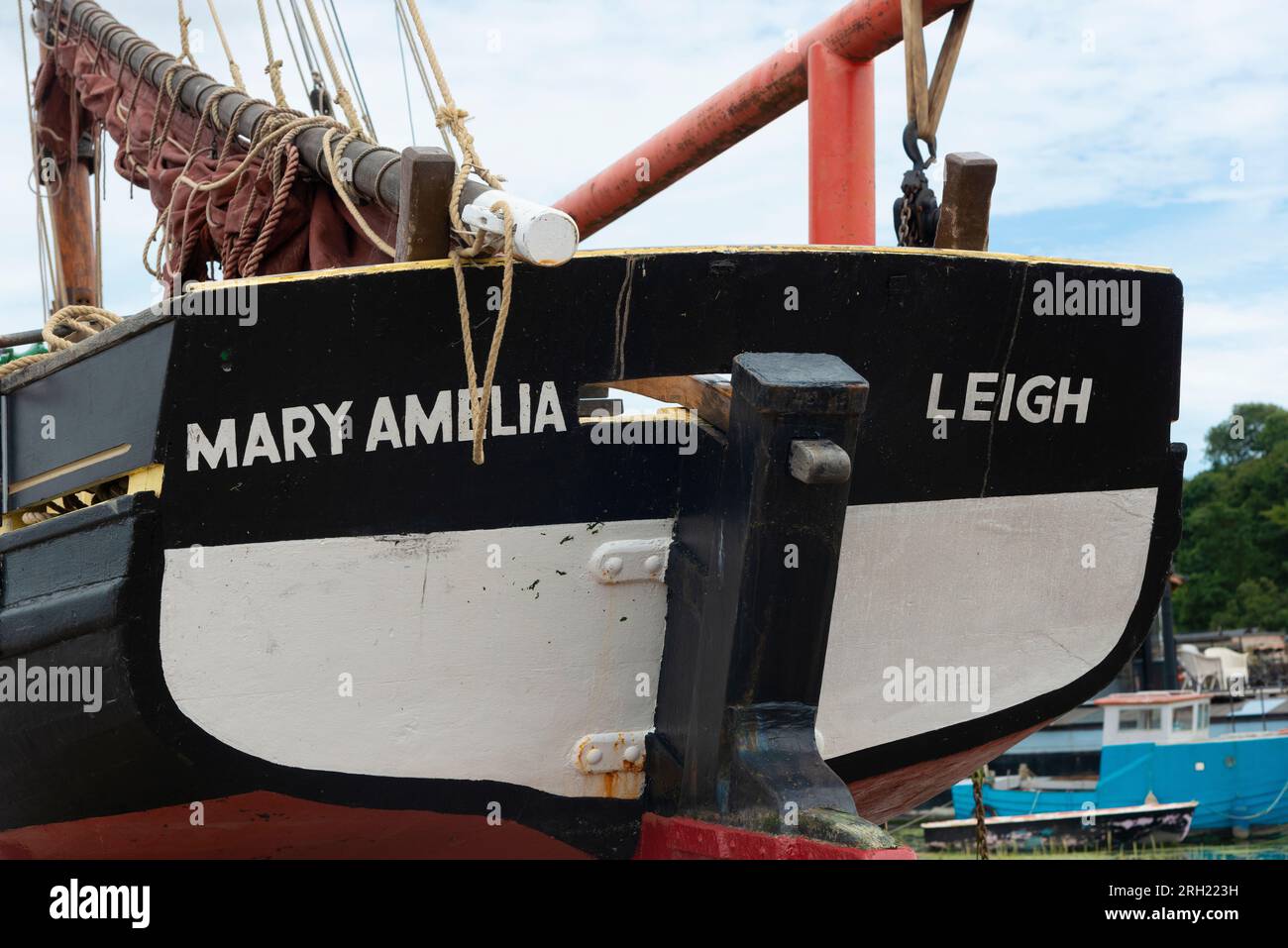 Stern des traditionellen hölzernen Bootes „Mary Amelia“ im malerischen Flussdorf Pin Mill, Suffolk, East Anglia, England Stockfoto