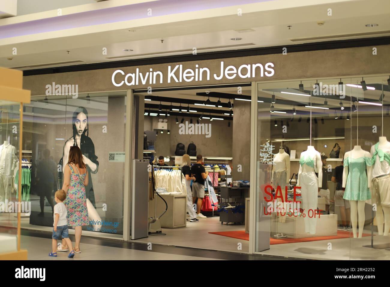 Thessaloniki, Griechenland 01.08.2023 Calvin Klein Jeans Store im mediterranen Einkaufszentrum Cosmos Stockfoto