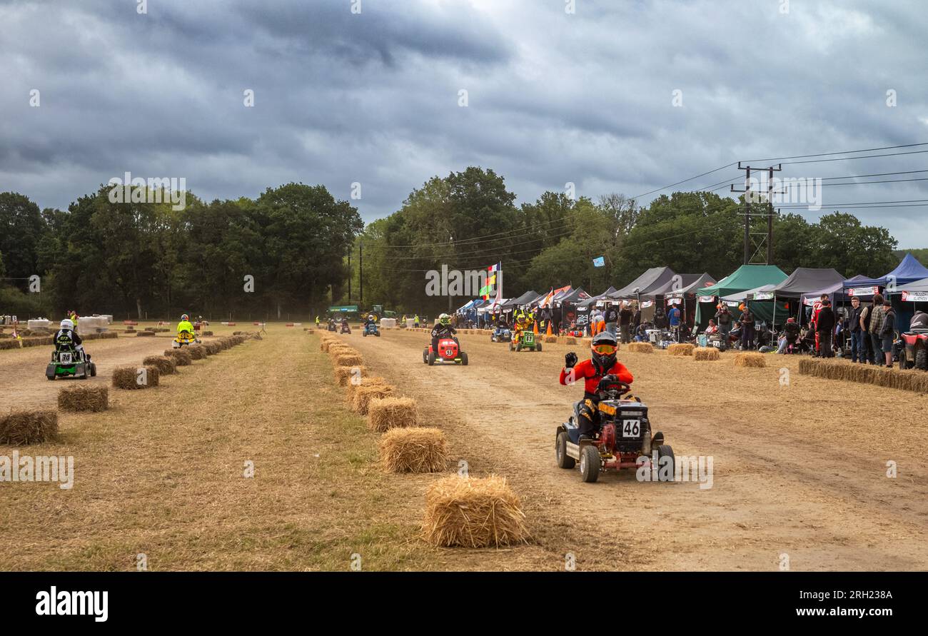 Billingshurst, West Sussex, Großbritannien. 12. Aug. 2023. Rennfahrer fahren am frühen Morgen im BLMRA 500 um die Rennstrecke, einem 500-km-Rennen im Le Mans-Stil über Nacht auf einem Feld in West Sussex, Großbritannien. Die British Lawn Mower Racing Association veranstaltet samstags/sonntags ihr 50.-jähriges 12-stündiges Rennen mit 52 Teams, von denen jedes bis zu drei Fahrer hat. Kredit: Andy Soloman/Alamy Live News Stockfoto