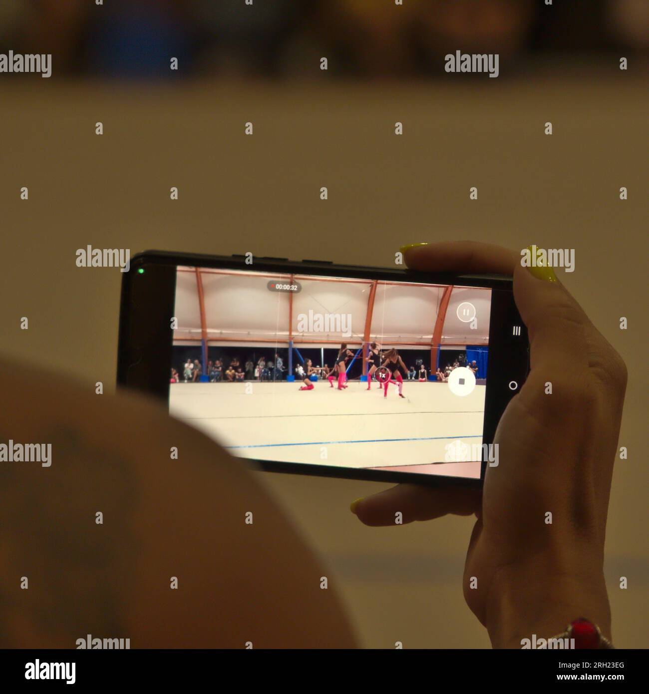 Einen rhythmischen Gymnastikwettbewerb mit dem Handy Filmen Stockfoto