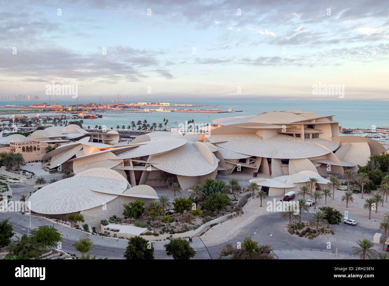 Blick auf das Nationalmuseum von Katar bei Sonnenuntergang aus der Vogelperspektive Stockfoto