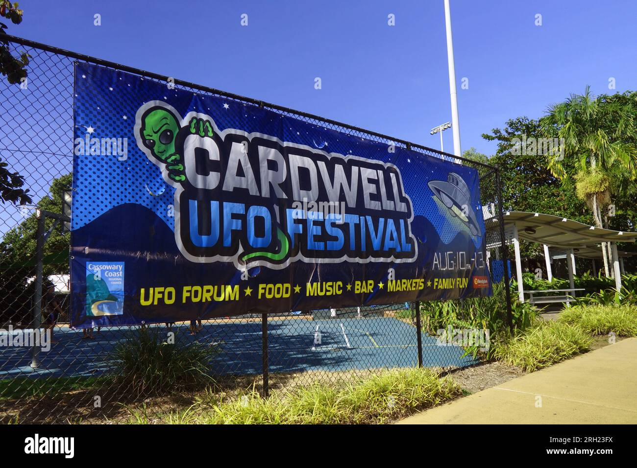 Banner präsentiert das Cardwell UFO Festival 2023, Cardwell, Queensland, Australien. Keine PR Stockfoto