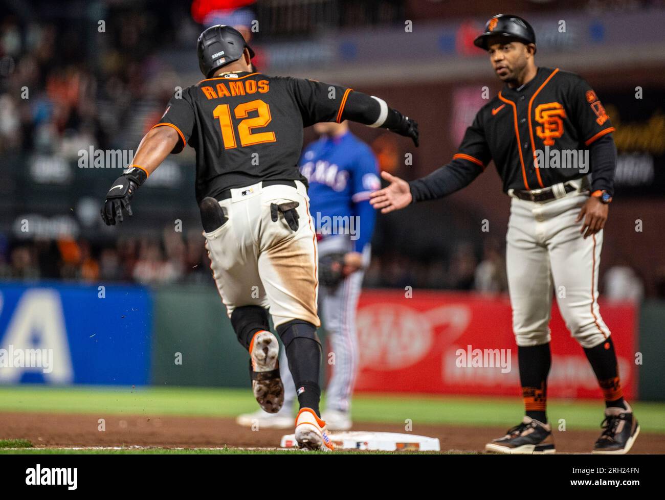 San Francisco, USA. August 12 2023 San Francisco CA, USA San Francisco Left Fielder Heliot Ramos (12) hat während des MLB-Spiels zwischen den Texas Rangers und den San Francisco Giants seinen ersten Heimlauf in seiner Karriere geschafft. Texas schlägt San Francisco 9-3 im Oracle Park San Francisco Calif Thurman James/CSM Kredit: CAL Sport Media/Alamy Live News Stockfoto