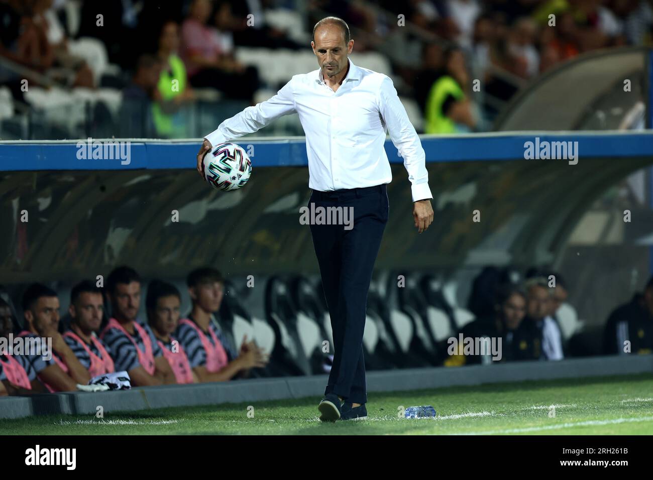 Cesena, Italien. 12. Aug. 2023. Massimiliano Allegri, Cheftrainer des FC Juventus, schaut beim Vorsaison-Testspiel zwischen dem FC Juventus und Atalanta BC im Orogel-Stadion am 12. August 2023 in Cesena, Italien, zu. Kredit: Marco Canoniero/Alamy Live News Stockfoto