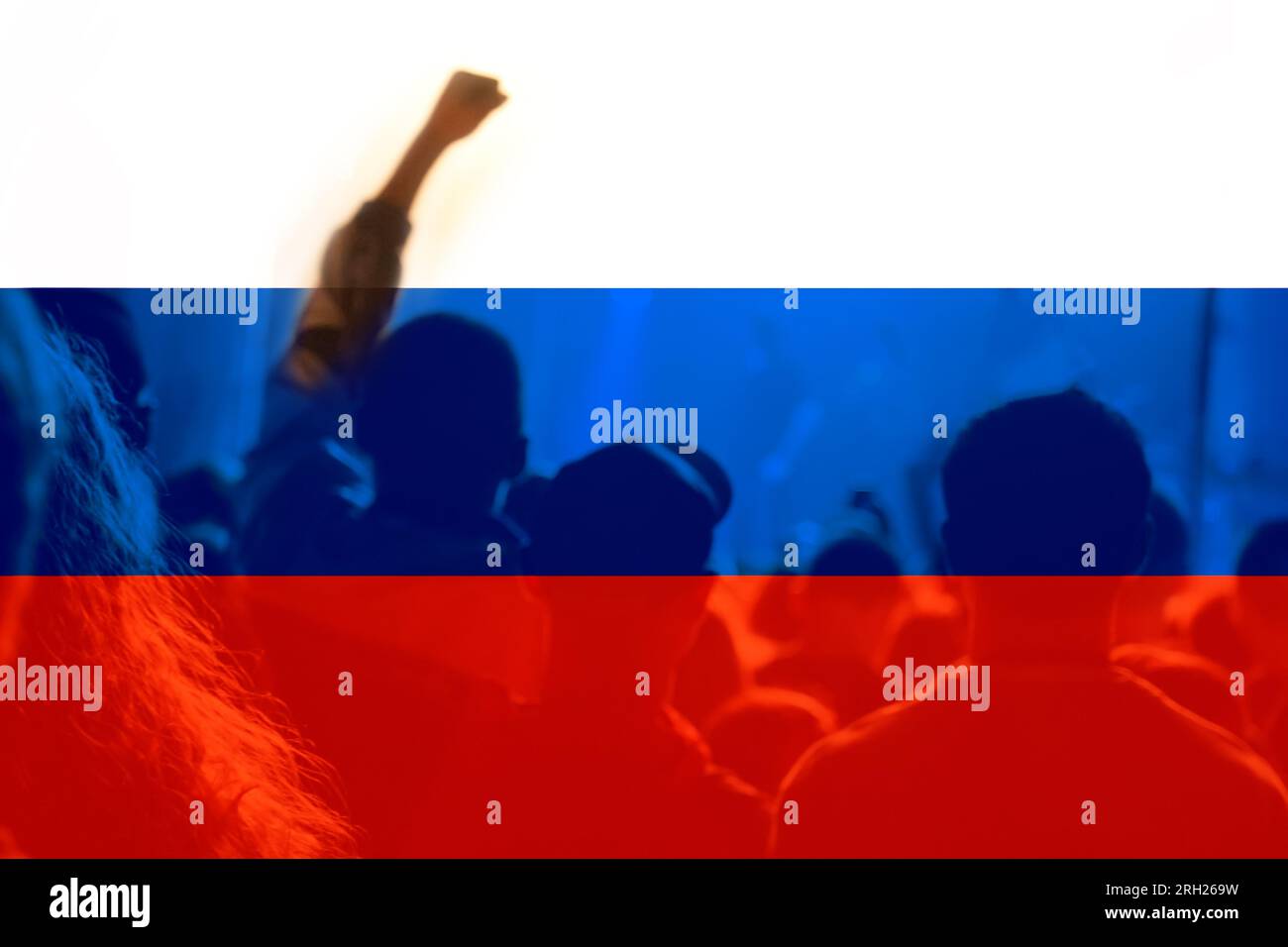 Bürgerkriegskonzept in Russland. PMK Wagner gegen die russische Armee. Prigozhin gegen Putin. Flagge. Demonstranten Stockfoto