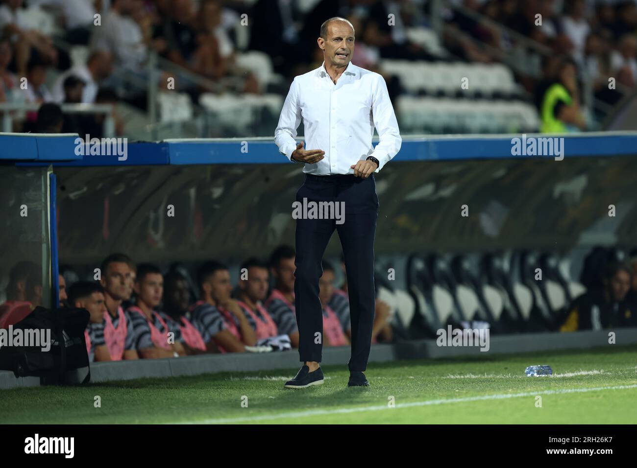 Cesena, Italien. 12. Aug. 2023. Massimiliano Allegri, Cheftrainer des FC Juventus, schaut beim Vorsaison-Testspiel zwischen dem FC Juventus und Atalanta BC im Orogel-Stadion am 12. August 2023 in Cesena, Italien, zu. Kredit: Marco Canoniero/Alamy Live News Stockfoto