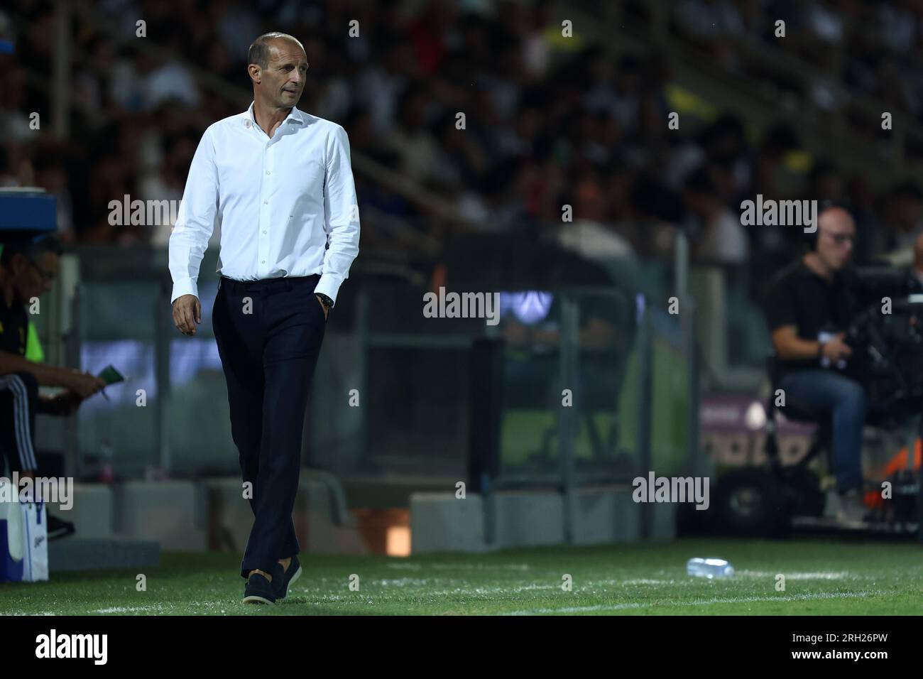 Cesena, Italien. 12. Aug. 2023. Massimiliano Allegri, Cheftrainer des FC Juventus, schaut beim Vorsaison-Testspiel zwischen dem FC Juventus und Atalanta BC im Orogel-Stadion am 12. August 2023 in Cesena, Italien, zu. Kredit: Marco Canoniero/Alamy Live News Stockfoto