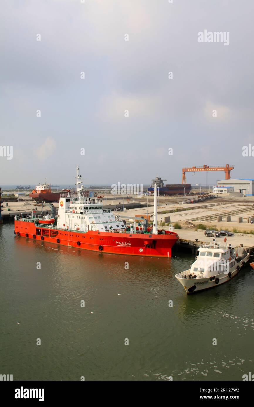 Schiffe, die am Pier in einer Werft in nordchina festsaßen Stockfoto