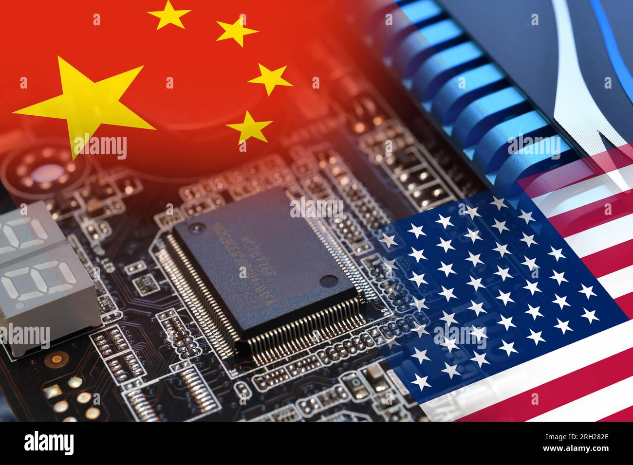 Microchip auf einem Motherboard mit der Flagge Chinas und der USA. Konzept für den Kampf um die globale Mikrochips-Produktion. Stockfoto