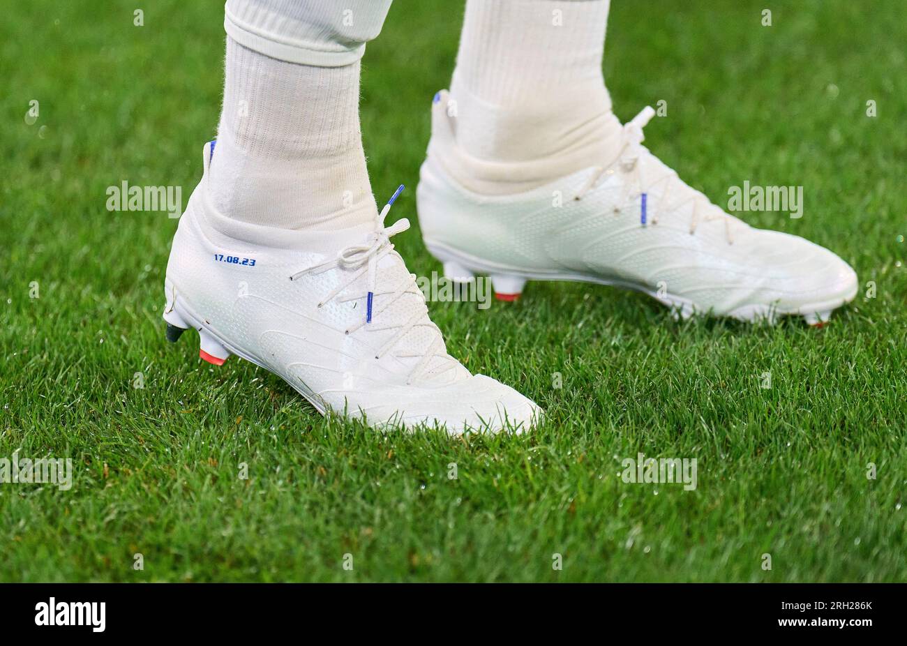 München, Deutschland. 12. Aug. 2023. Harry Kane, FC Barcelona 9 Icon Fußballbeine, Fußballschuhe, Action, Schuhe Stollen Erde, Ground, schuh, Fussballschuhe, in Aktion im SuperCup 2023-Finalspiel FC BAYERN MUENCHEN – RB LEIPZIG am 12. August 2023 in München. Staffel 2023/2024, Spieltag xx, 1. Bundesliga, FCB, München, xx.Spieltag. Kredit: Peter Schatz/Alamy Live News Kredit: Peter Schatz/Alamy Live News Stockfoto