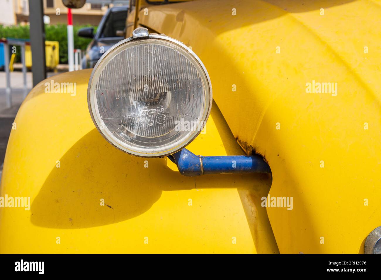 Manacor, Spanien; juli 21 2023: Gelber Citroen 2 CV-Wagen, auf der Straße geparkt. Manacor, Insel Mallorca, Spanien Stockfoto