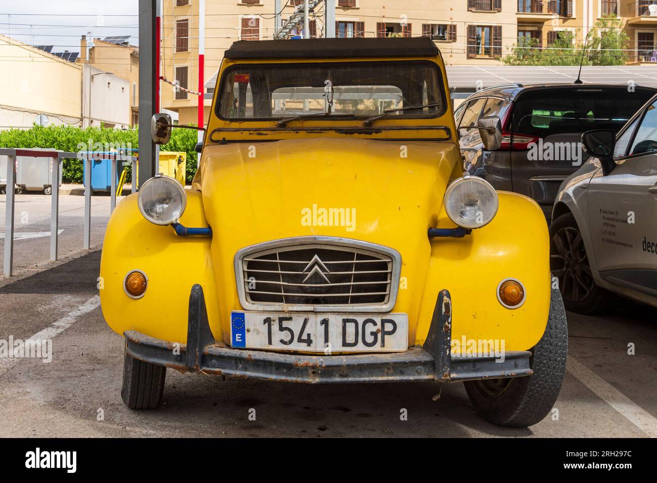 Manacor, Spanien; juli 21 2023: Gelber Citroen 2 CV-Wagen, auf der Straße geparkt. Manacor, Insel Mallorca, Spanien Stockfoto