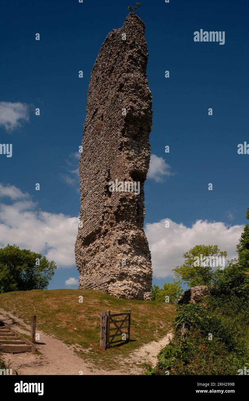 Der imposante Torhaus-Turm der Norman Castle in Bramber in West Sussex, England, wurde vermutlich Anfang der 1100er Jahre um mehr als 15 Meter erhöht und schuf einen dreistöckigen Turm aus Kreide, Kalkstein, einheimischem Feuerstein und kostbarem Caen-Stein, der aus Frankreich importiert wurde. Stockfoto