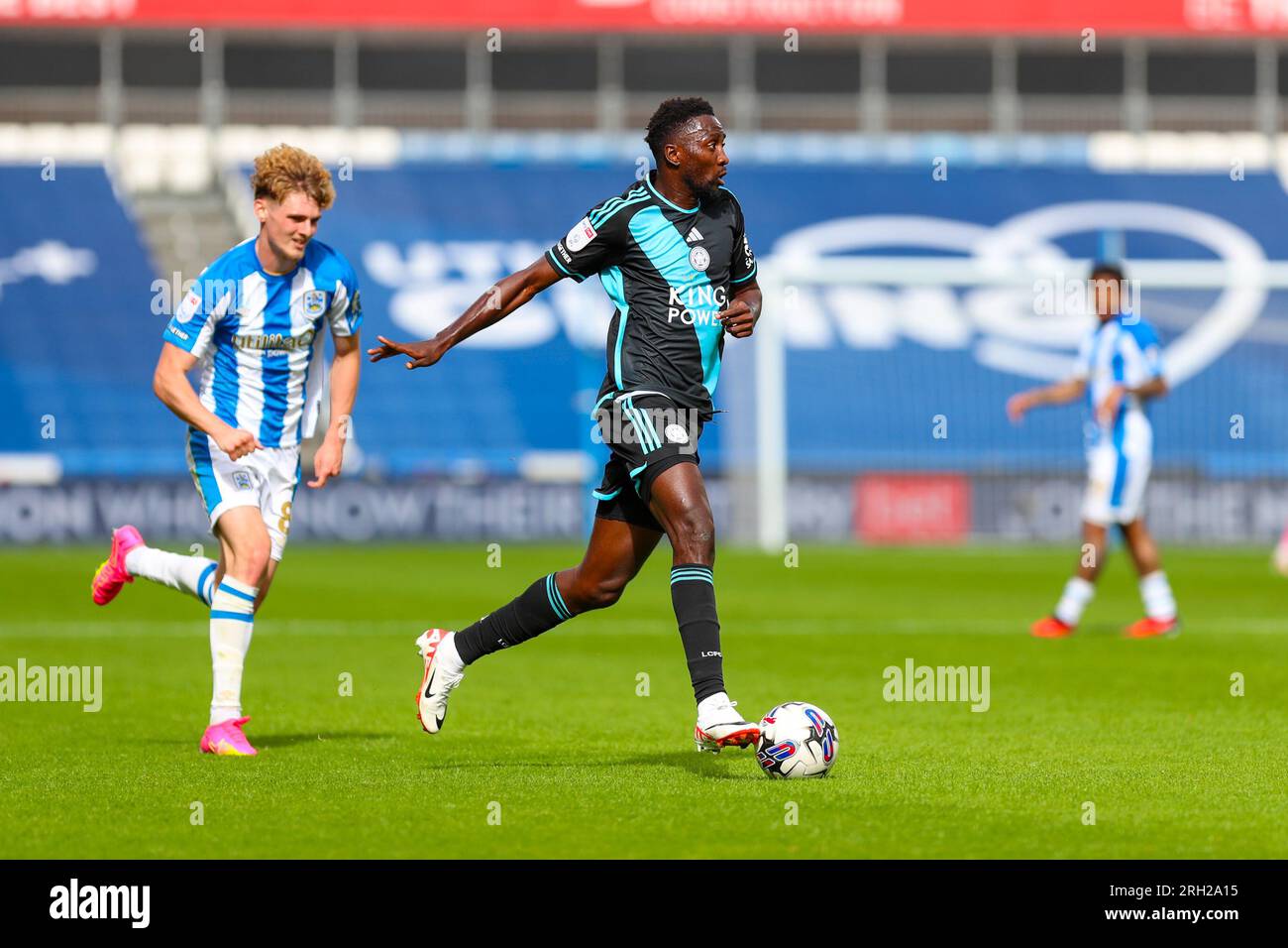 John Smith's Stadium, Huddersfield, England - 12. August 2023 Wilfred Ndidi (25) von Leicester City auf dem Ball - während des Spiels Huddersfield Town gegen Leicester City, Sky Bet Championship, 2023/24, John Smith's Stadium, Huddersfield, England - 12. August 2023 Kredit: Mathew Marsden/WhiteRosePhotos/Alamy Live News Stockfoto