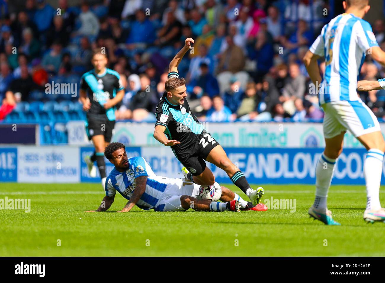 John Smith's Stadium, Huddersfield, England - 12. August 2023 Josh Koroma (10) of Huddersfield Town Tackles Kiernan Dewsbury-Hall (22) of Leicester City - während des Spiels Huddersfield Town gegen Leicester City, Sky Bet Championship, 2023/24, John Smith's Stadium, Huddersfield, England - 12. August 2023 Kredit: Mathew Marsden/WhiteRosePhotos/Alamy Live News Stockfoto