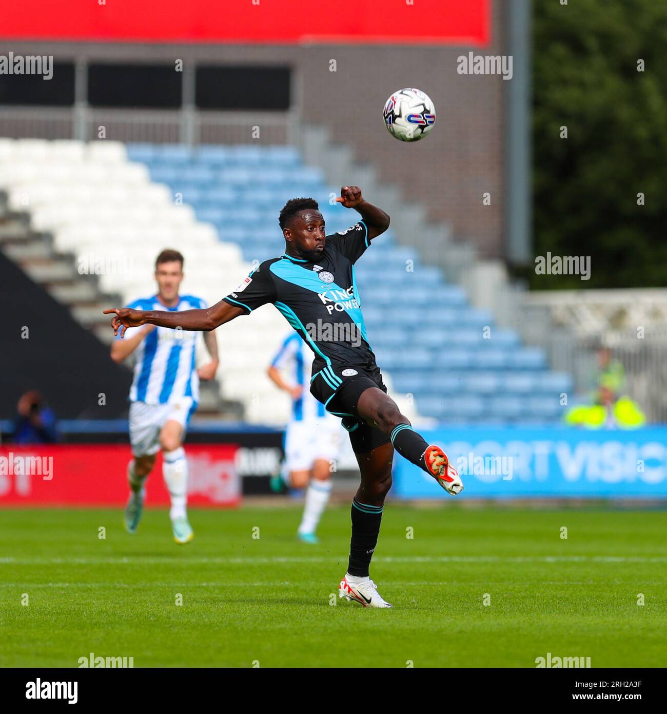 John Smith's Stadium, Huddersfield, England - 12. August 2023 Wilfred Ndidi (25) von Leicester City versucht, den Ball zu kontrollieren - während des Spiels Huddersfield Town gegen Leicester City, Sky Bet Championship, 2023/24, John Smith's Stadium, Huddersfield, England - 12. August 2023 Kredit: Mathew Marsden/WhiteRosePhotos/Alamy Live News Stockfoto