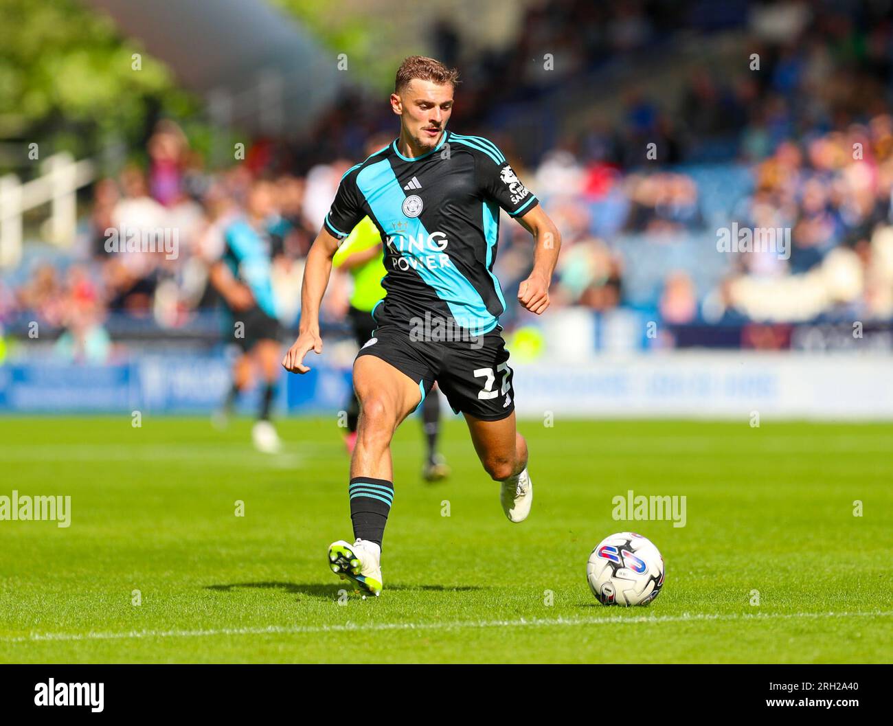 John Smith's Stadium, Huddersfield, England - 12. August 2023 Kiernan Dewsbury-Hall (22) von Leicester City auf dem Ball - während des Spiels Huddersfield Town gegen Leicester City, Sky Bet Championship, 2023/24, John Smith's Stadium, Huddersfield, England - 12. August 2023 Kredit: Mathew Marsden/WhiteRosePhotos/Alamy Live News Stockfoto