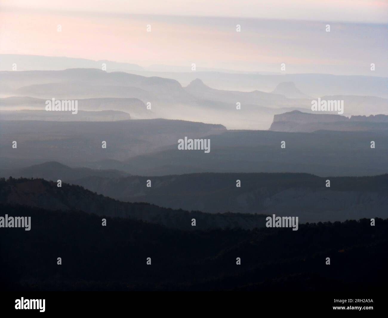 Traumhafte Landschaften bei Sonnenaufgang über den Plateaus und den Canyons im Südosten von Utah, vom Bryce Canyon-Nationalpark aus gesehen. Stockfoto