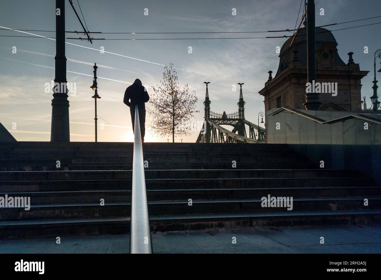 Person in dunkler, düsterer Stadtumgebung Stockfoto