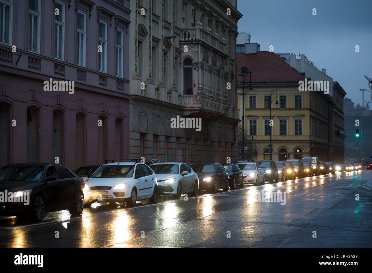 Autos im Stau in der Altstadt Stockfoto