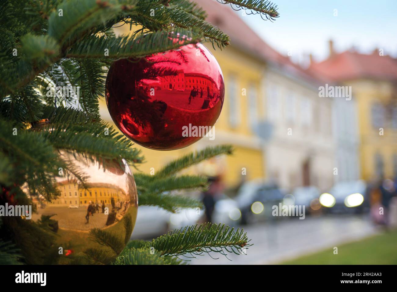 Roter Weihnachtsball gegen die Altstadt Stockfoto
