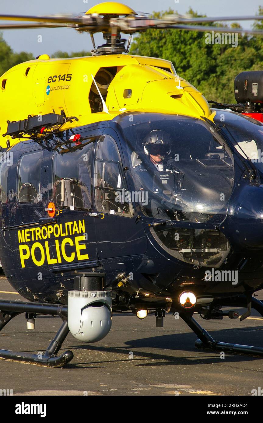 Metropolitan Police Helikopter Eurocopter EC145 G-MPSC startet gleich. Augen in den Himmel, Ausrüstung und Suchscheinwerfer. Pilot im Cockpit Stockfoto