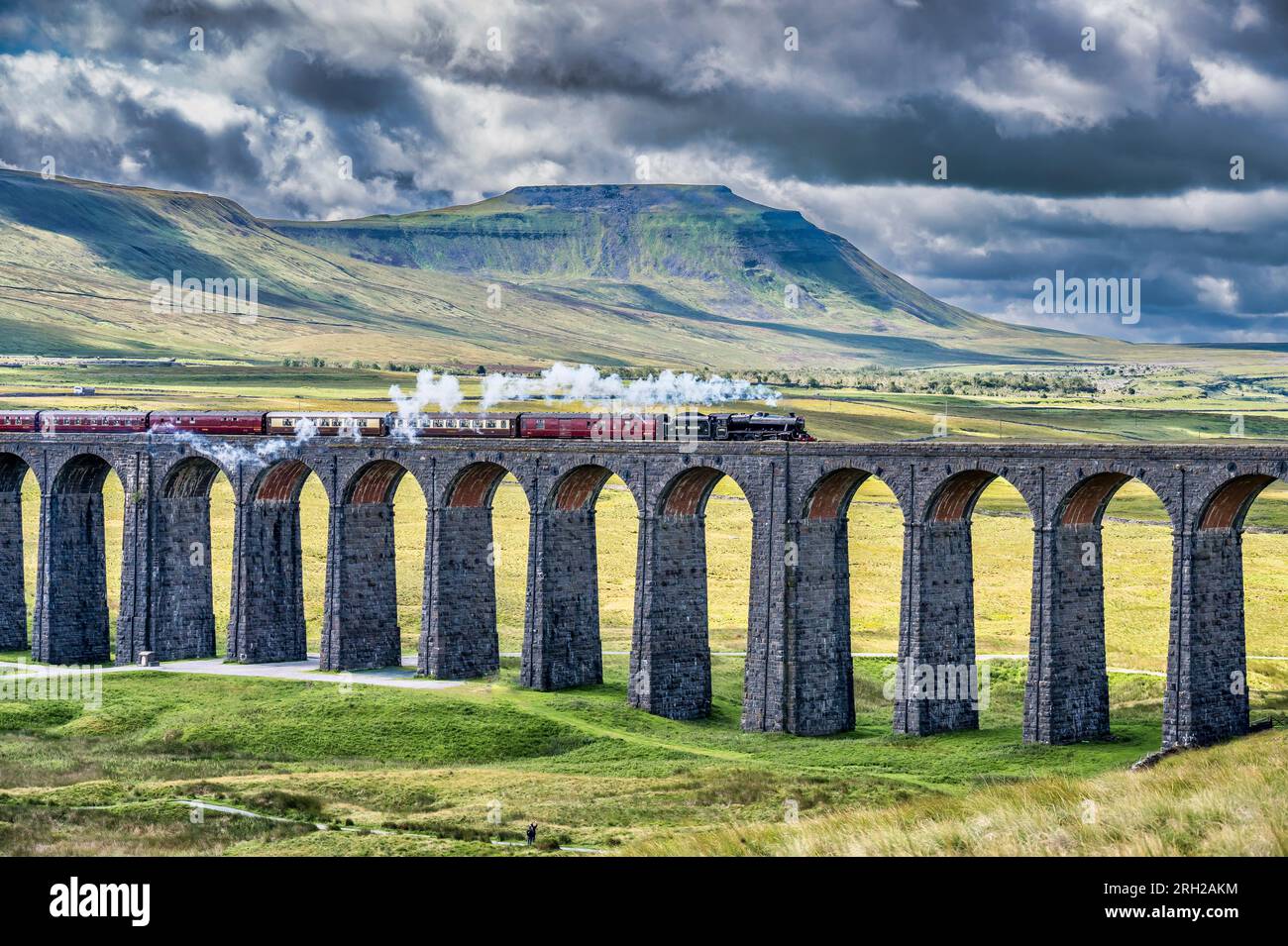 Das Bild zeigt die Dampfeisenbahn der British Railways, Black 5 MT, 4-6-0, 44932, die über das ikonische Viadukt Ribblehead in den North Yorkshire Dales fährt Stockfoto