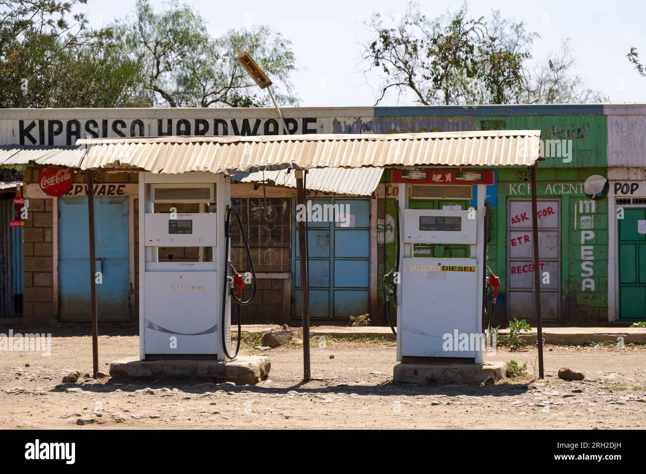 Zwei Zapfsäulen vor kleinen Läden, Nakuru, Kenia Stockfoto