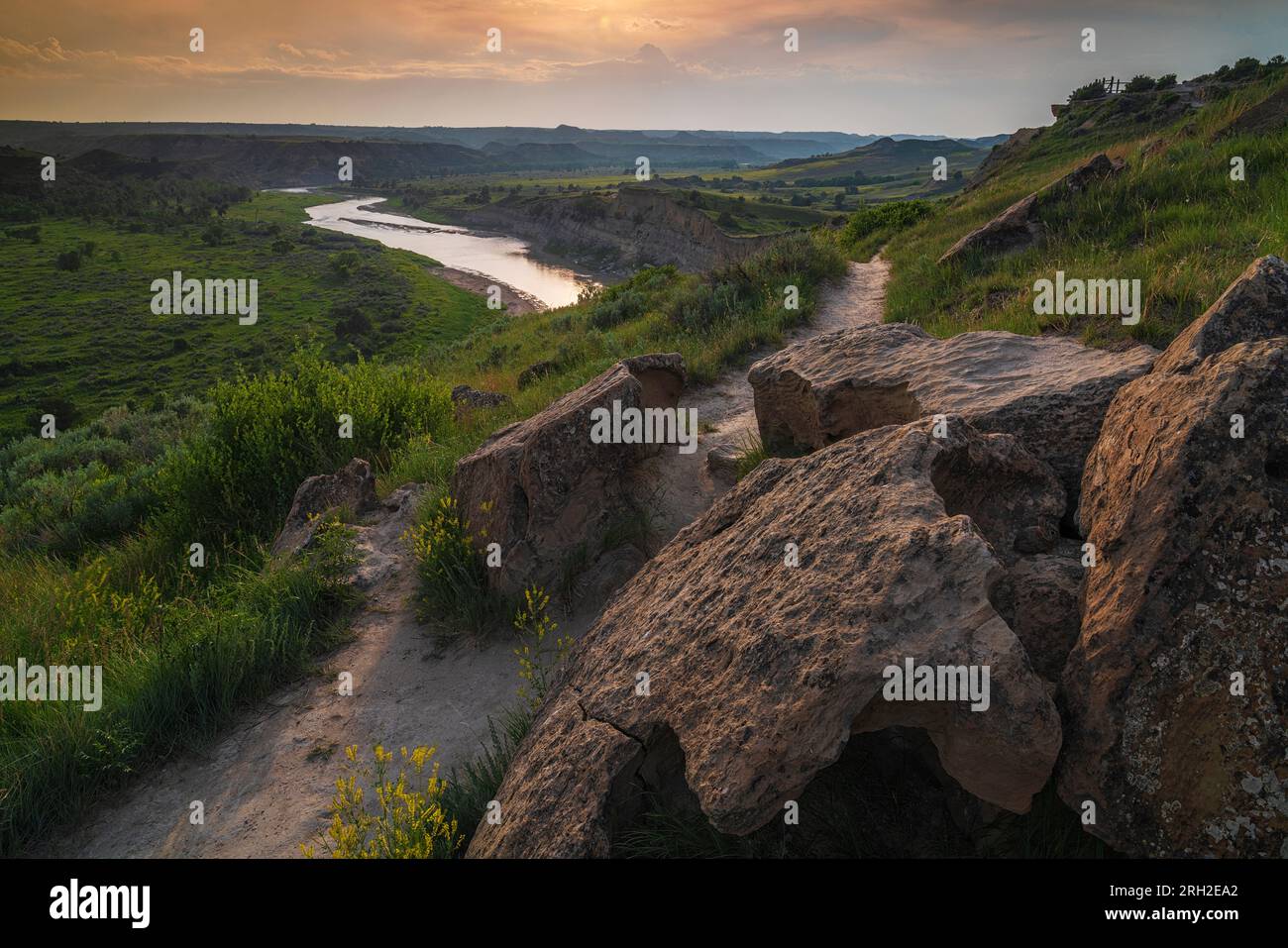 Sonnenuntergang über dem Missouri River mit Kaninchen im Theodore Roosevelt National Park außerhalb von Medora, North Dakota Stockfoto