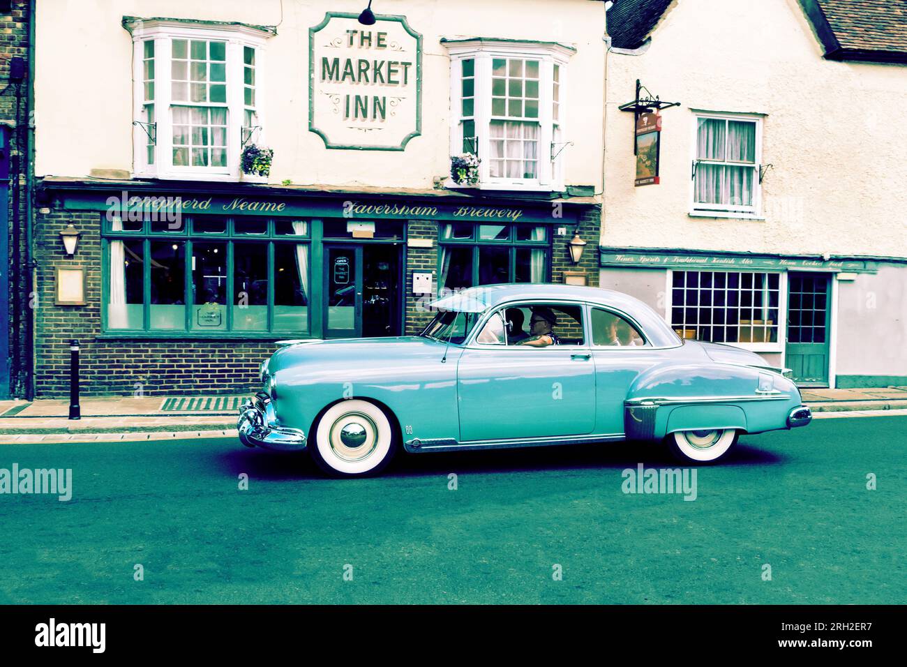 Die Oldsmobile Coupe aus den 1950er Jahren beim 2023 Kent 50's Festival in Sandwich Kent UK Stockfoto