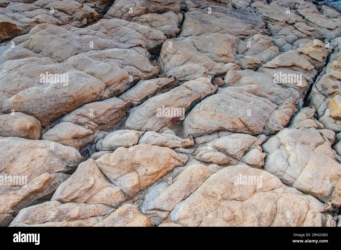 Bergfelstextur: Kunst der Natur in Ain Kanassira, Tunesien Stockfoto