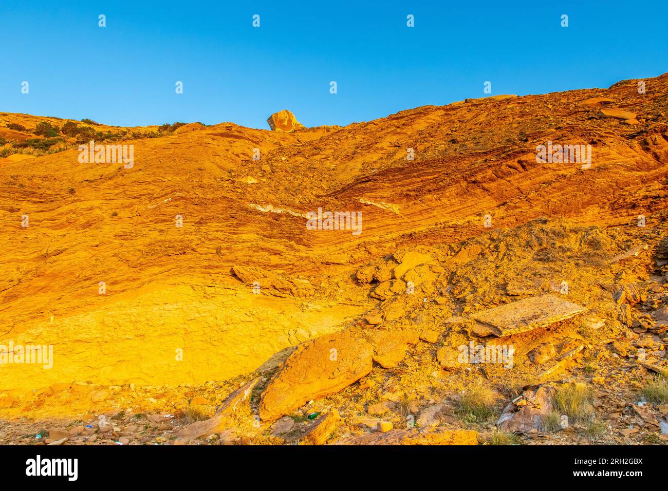 Bergfelstextur: Kunst der Natur in Ain Kanassira, Tunesien Stockfoto