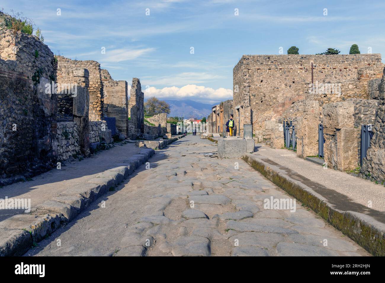 Ausgrabungsstätte Pompeji, Kampanien, Italien. Via dell'abbondanza, eine der wichtigsten Straßen der Stadt. Pompeji, Herculaneum und Torre Annunziata Stockfoto